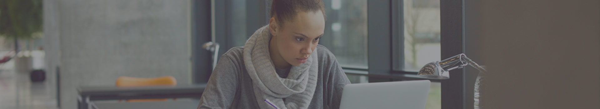 Woman taking an online insurance prelicensing training class